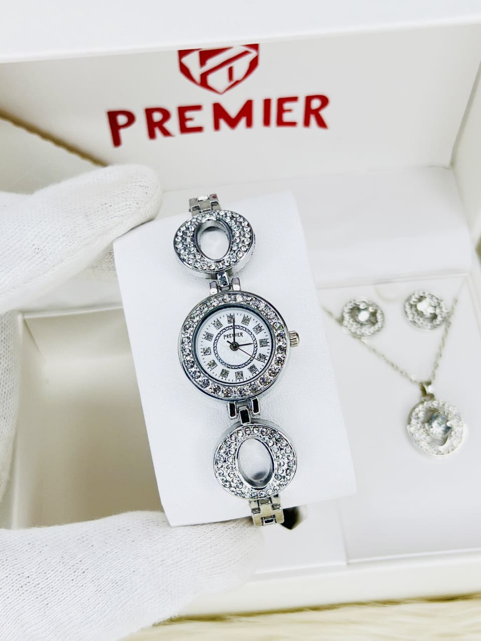 Luxurious 5pcs Women's Watch Set with Diamond Pairing in Trendy Style Small Fresh Casual Watch for Women & Girls