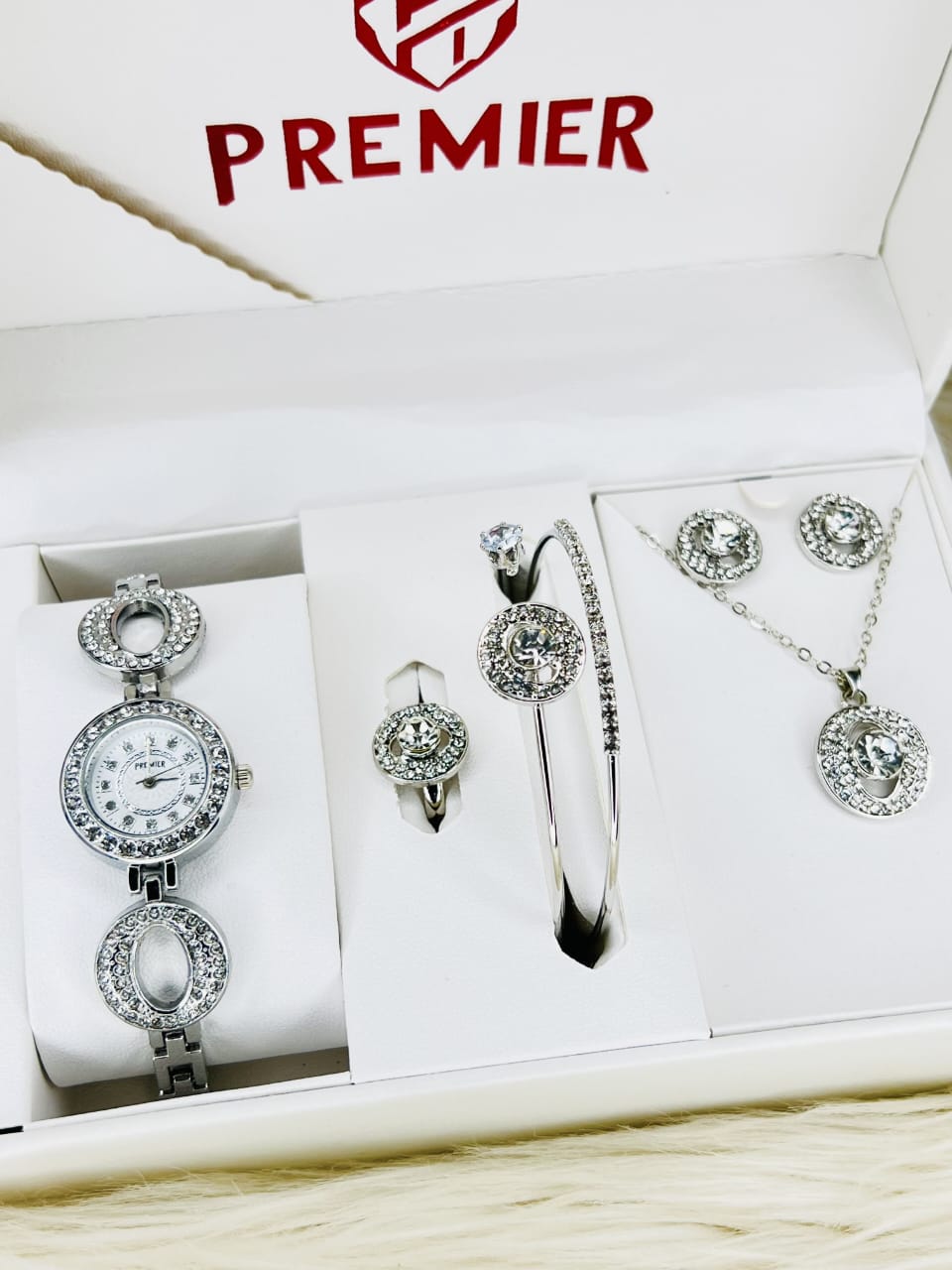 Luxurious 5pcs Women's Watch Set with Diamond Pairing in Trendy Style Small Fresh Casual Watch for Women & Girls
