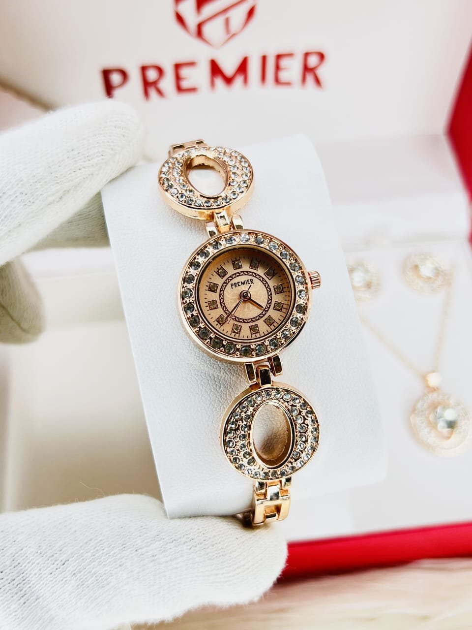 Luxurious 5pcs Women's Watch Set with Diamond Pairing in Trendy Style Small Fresh Casual Watch for Women & Girls
