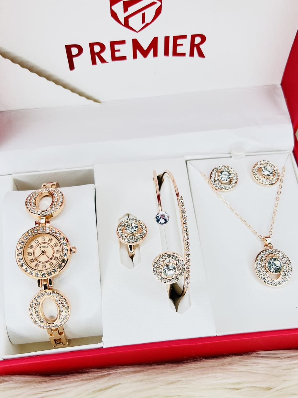 Luxurious 5pcs Women's Watch Set with Diamond Pairing in Trendy Style Small Fresh Casual Watch for Women & Girls