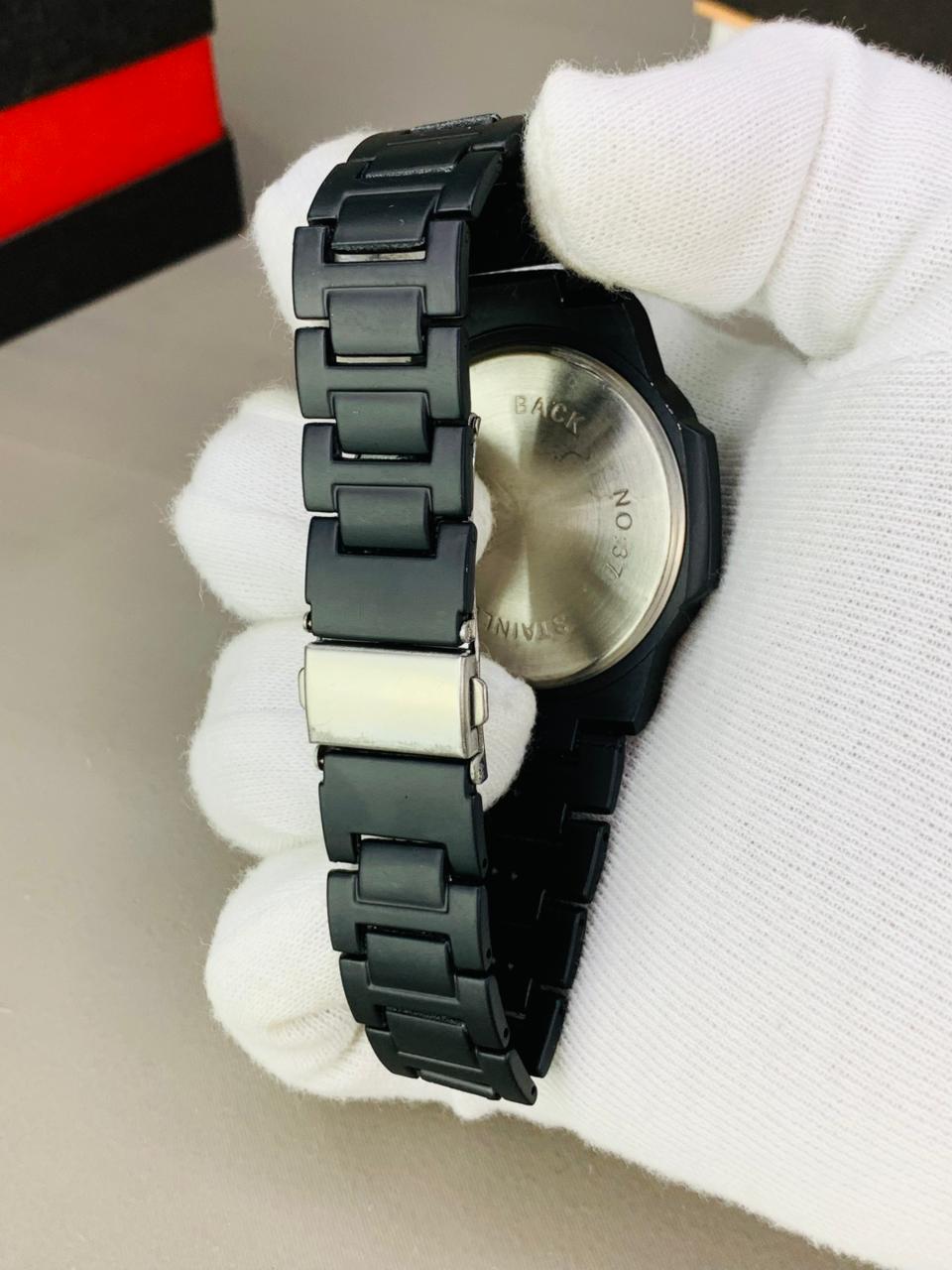 Casual Black Quartz Wrist Watch........!!!!!!!!!!